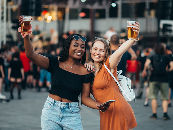 2 women cheers up the beer at northshore craft beer festival