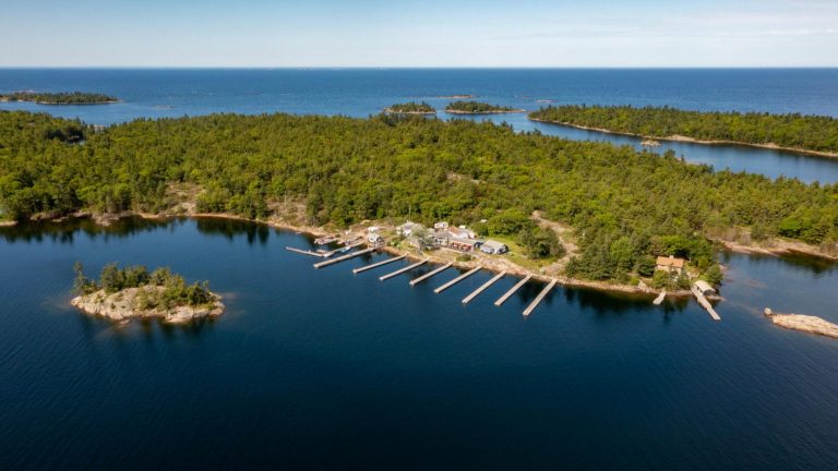 Henry's Fish Restaurant And Marina
