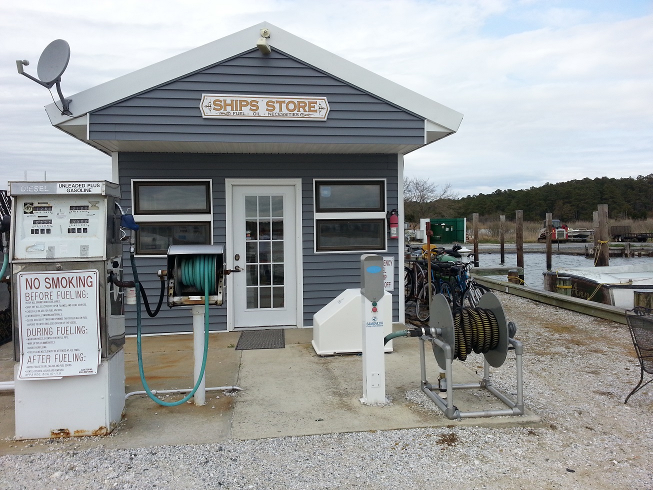 Lowes Wharf Marina Inn