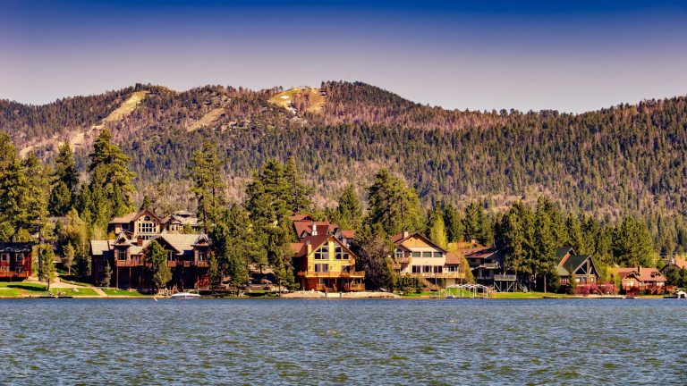 Big Bear lake landscape with lakeside cottages