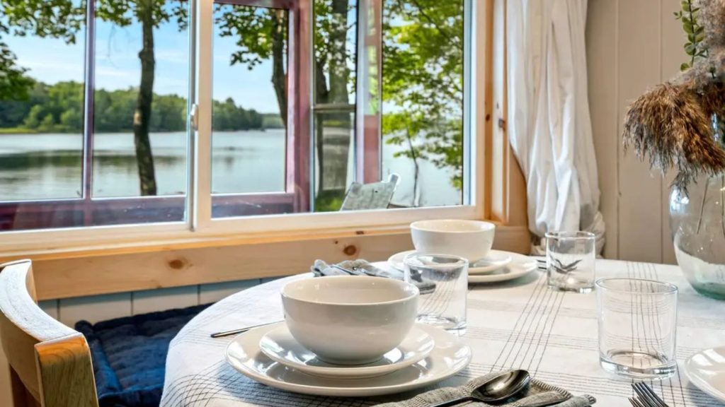 dog friendly Maine lake retreat ( )